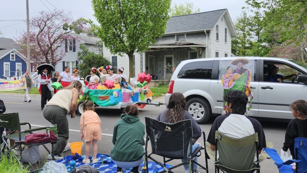 La gente camina en el desfile del Cinco de Mayo del año pasado en Adrian.