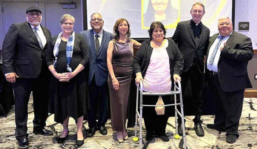 Pete Vargas, Rochelle Flores, Rudy Flores, Rocio Vazquez, María Jaimez, el padre Michael Newman y Luis A. Ramos aparecen en la celebración del 50° aniversario de la Comisión Hispana/Latina de Michigan el 16 de octubre.